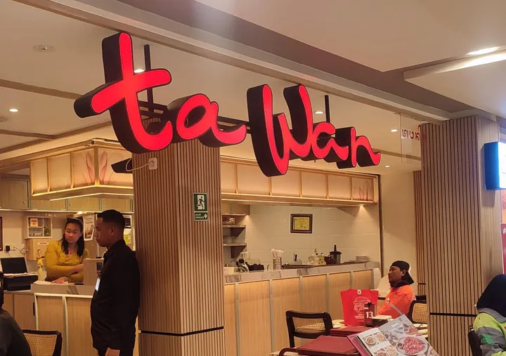 Pelanggan Tak Sengaja Minum Cairan Pembersih di Ta Wan Bali, Ini Klarifikasi Resmi Pelanggan di Ta Wan Bali tak sengaja minum cairan pembersih yang dikira air mineral. Manajemen minta maaf dan berjanji perketat keamanan. (Foto: Pikiran Rakyat)