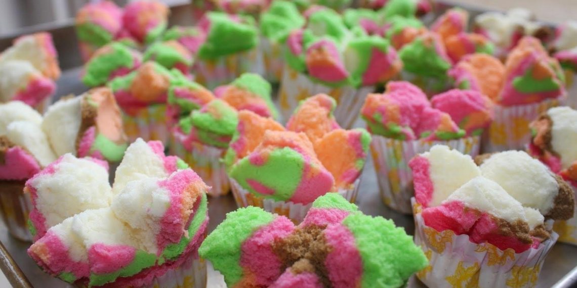 Resep bolu kukus pelangi mekar cantik, anti bantet, lembut, dan hanya butuh 2 menit mengocok adonan. Cocok untuk arisan, jualan, atau camilan manis keluarga. (Foto: Dapur Resep Nusantara)