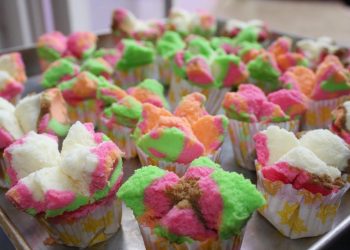Resep bolu kukus pelangi mekar cantik, anti bantet, lembut, dan hanya butuh 2 menit mengocok adonan. Cocok untuk arisan, jualan, atau camilan manis keluarga. (Foto: Dapur Resep Nusantara)