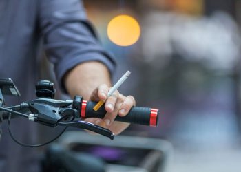 Polres Garut menyisir jalan untuk menertibkan pengendara yang merokok saat berkendara. Merokok bisa mengganggu konsentrasi dan kena pidana. (Foto: Shutterstock)