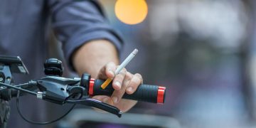 Polres Garut menyisir jalan untuk menertibkan pengendara yang merokok saat berkendara. Merokok bisa mengganggu konsentrasi dan kena pidana. (Foto: Shutterstock)