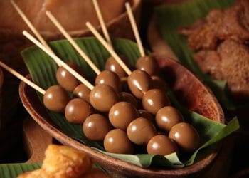 Resep Sate Telur Puyuh Bacem simpel ala angkringan: telur puyuh empuk, bumbu meresap, manis gurih. camilan hemat yang cocok untuk keluarga. (Foto: Shutterstock/Ariyani Tedjo)