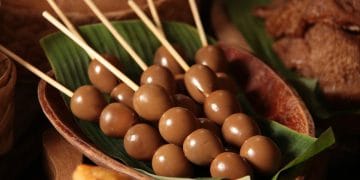 Resep Sate Telur Puyuh Bacem simpel ala angkringan: telur puyuh empuk, bumbu meresap, manis gurih. camilan hemat yang cocok untuk keluarga. (Foto: Shutterstock/Ariyani Tedjo)