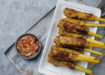 Resep Sate Lilit Ikan Kulit Ayam khas Bali, gurih dan mudah dibuat di rumah. Cocok untuk sajian keluarga atau teman. (Foto: SHUTTERSTOCK/ Syanti Ekasari)