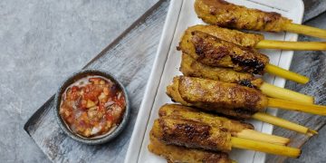Resep Sate Lilit Ikan Kulit Ayam khas Bali, gurih dan mudah dibuat di rumah. Cocok untuk sajian keluarga atau teman. (Foto: SHUTTERSTOCK/ Syanti Ekasari)