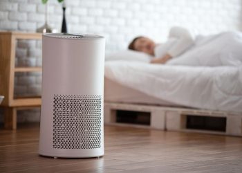Pelajari cara menjaga kualitas udara di kamar dengan ventilasi, hindari sumber polusi, dan gunakan pemurni udara untuk kesehatan optimal. (Foto: SHUTTERSTOCK/YUTTANA JAOWATTANA)