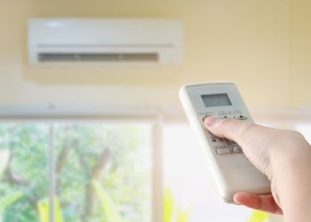 Ketahui ciri ciri AC yang sudah tidak layak pakai mulai dari udara tidak dingin sampai boros listrik serta tips perawatan agar AC tetap awet dan bekerja optimal. (Foto: SHUTTERSTOCK/KWANGMOOZAA)