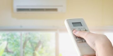 Ketahui ciri ciri AC yang sudah tidak layak pakai mulai dari udara tidak dingin sampai boros listrik serta tips perawatan agar AC tetap awet dan bekerja optimal. (Foto: SHUTTERSTOCK/KWANGMOOZAA)