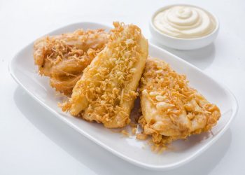 Resep pisang kipas tempura praktis dan renyah, siap saji dalam 30 menit. Sajian unik untuk cemilan enak dan berbeda dari biasa. (Foto: Shutterstock)
