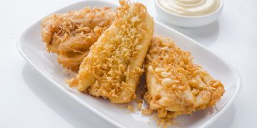 Resep pisang kipas tempura praktis dan renyah, siap saji dalam 30 menit. Sajian unik untuk cemilan enak dan berbeda dari biasa. (Foto: Shutterstock)