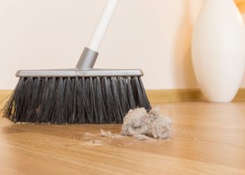 Debu yang cepat kembali di rumah bisa dikurangi dengan kain lembab, vacuum HEPA, dan perawatan AC rutin agar udara tetap bersih dan sehat. (Foto: Shutterstock)