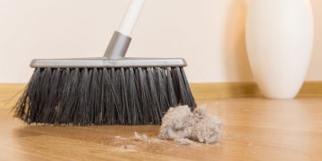 Debu yang cepat kembali di rumah bisa dikurangi dengan kain lembab, vacuum HEPA, dan perawatan AC rutin agar udara tetap bersih dan sehat. (Foto: Shutterstock)