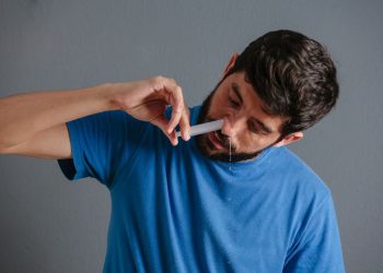 Cuci hidung dengan larutan salin dapat membantu mengeluarkan debu dan polutan, menjaga saluran napas lebih bersih dan sehat. (Foto: Shutterstock/Kleber Cordeiro)