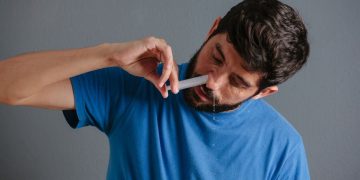 Cuci hidung dengan larutan salin dapat membantu mengeluarkan debu dan polutan, menjaga saluran napas lebih bersih dan sehat. (Foto: Shutterstock/Kleber Cordeiro)