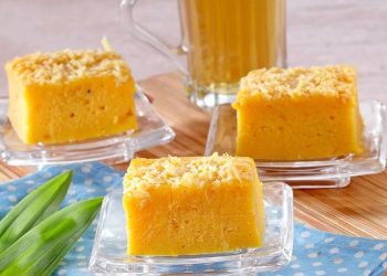 Resep prol tape panggang lembut dengan topping kenari cincang, mudah dibuat tanpa mixer, cocok untuk camilan spesial. (Foto: Sajian Sedap)