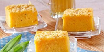 Resep prol tape panggang lembut dengan topping kenari cincang, mudah dibuat tanpa mixer, cocok untuk camilan spesial. (Foto: Sajian Sedap)