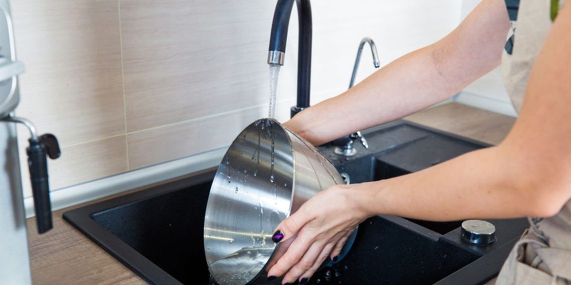 Ingin peralatan stainless steel tetap berkilau dan awet? Simak cara membersihkan dan merawatnya agar bebas noda tanpa goresan. (Foto: Shutterstock/Pixieme)