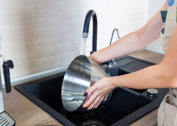 Ingin peralatan stainless steel tetap berkilau dan awet? Simak cara membersihkan dan merawatnya agar bebas noda tanpa goresan. (Foto: Shutterstock/Pixieme)