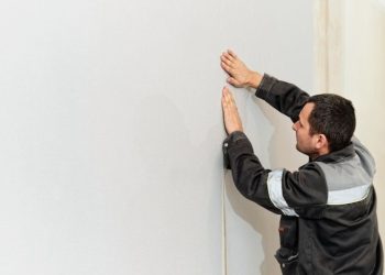 Bingung pilih cat atau wallpaper untuk ubah tampilan ruangan? Simak kelebihan dan kekurangannya agar hasilnya cepat, efisien, dan sesuai kebutuhan. (Foto: Freepik)