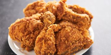 Ingin ayam goreng tepung tetap renyah seharian? Gunakan 3 jenis tepung ini dan ikuti tips agar teksturnya kriuk dan empuk. (Foto: Shutterstock)