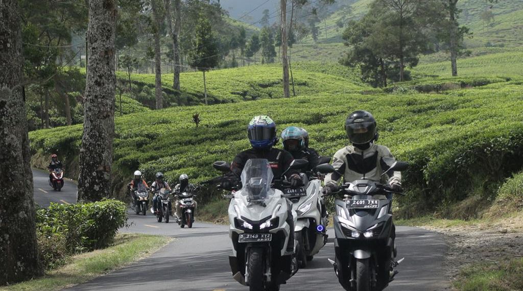 Tips Touring Aman dengan Motor: Siapkan Hal Ini Agar Perjalanan Nyaman dan Minim Risiko Sebelum touring jarak jauh dengan motor, pastikan lima hal penting ini agar perjalanan lebih aman, nyaman, dan bebas dari risiko kecelakaan. (Foto: Honda Community)