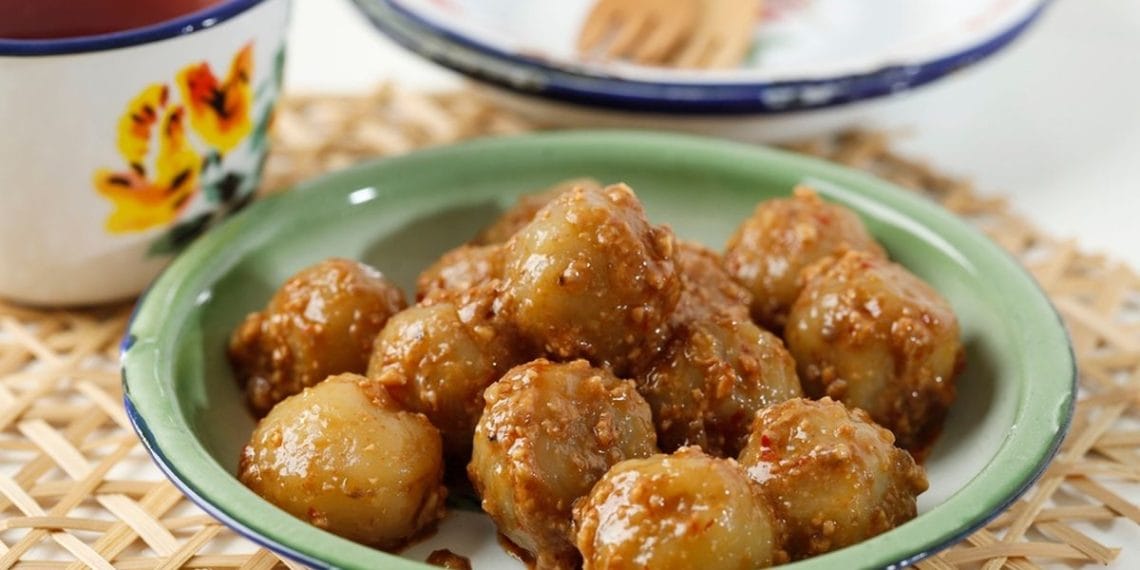 Cilok bumbu kacang adalah camilan kenyal dan gurih yang bikin nostalgia masa sekolah. Yuk buat sendiri di rumah dengan resep dan tips anti gagal ini. (Foto: DOK.SHUTTERSTOCK/Ika Rahma H)