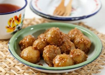 Cilok bumbu kacang adalah camilan kenyal dan gurih yang bikin nostalgia masa sekolah. Yuk buat sendiri di rumah dengan resep dan tips anti gagal ini. (Foto: DOK.SHUTTERSTOCK/Ika Rahma H)