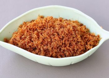 Resep abon ikan super gurih dan praktis 45 menit. Menu hemat rumahan yang cocok untuk stok lauk. Rasa lezat bikin nambah nasi terus! (Foto: Shutterstock/Andi WG)