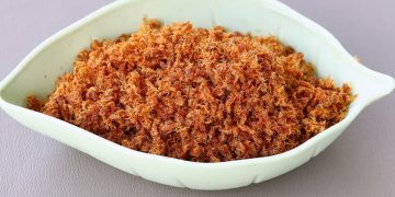 Resep abon ikan super gurih dan praktis 45 menit. Menu hemat rumahan yang cocok untuk stok lauk. Rasa lezat bikin nambah nasi terus! (Foto: Shutterstock/Andi WG)