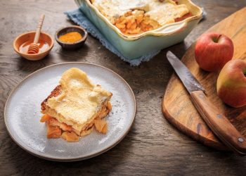 Resep Puding Roti Buah lembut dan manis dengan topping buah segar. Dessert simple, hemat, dan mudah dibuat di rumah. Cocok untuk sajian keluarga dan jualan. (Foto: Shutterstock/Ingrid Balabanova)