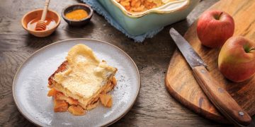 Resep Puding Roti Buah lembut dan manis dengan topping buah segar. Dessert simple, hemat, dan mudah dibuat di rumah. Cocok untuk sajian keluarga dan jualan. (Foto: Shutterstock/Ingrid Balabanova)