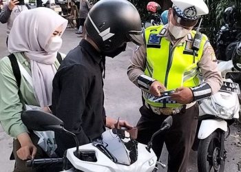 Polisi dapat menyita sepeda motor dalam kondisi tertentu saat razia di jalan. Simak penjelasan lengkap Korlantas Polri mengenai aturan ini. (Foto: mediajustitia.com)