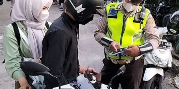 Polisi dapat menyita sepeda motor dalam kondisi tertentu saat razia di jalan. Simak penjelasan lengkap Korlantas Polri mengenai aturan ini. (Foto: mediajustitia.com)