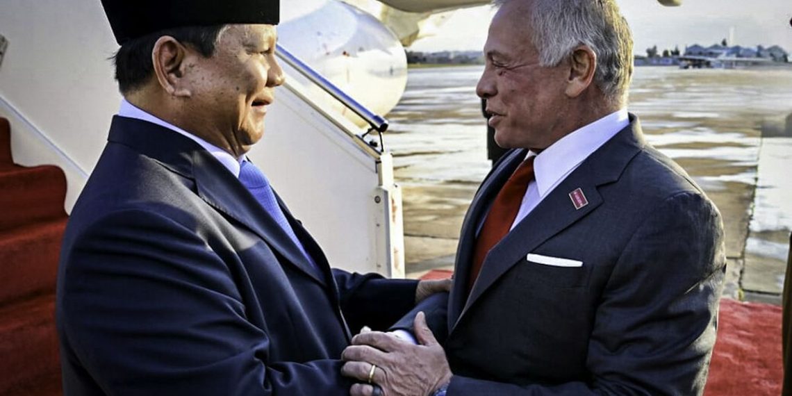 Raja Abdullah II tiba di Indonesia dan disambut langsung Presiden Prabowo dengan pelukan hangat di Lanud Halim. Keduanya membahas isu perdamaian di Gaza. (Foto: Dok. Kementerian Luar Negeri)