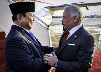 Raja Abdullah II tiba di Indonesia dan disambut langsung Presiden Prabowo dengan pelukan hangat di Lanud Halim. Keduanya membahas isu perdamaian di Gaza. (Foto: Dok. Kementerian Luar Negeri)