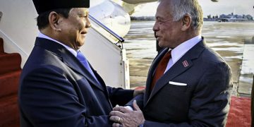 Raja Abdullah II tiba di Indonesia dan disambut langsung Presiden Prabowo dengan pelukan hangat di Lanud Halim. Keduanya membahas isu perdamaian di Gaza. (Foto: Dok. Kementerian Luar Negeri)