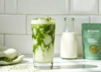 Ingin matcha latte selembut buatan kafe? Coba trik sederhana ini. Cukup pakai tiga bahan, kamu bisa membuat matcha latte creamy di rumah. (Foto: Freepik)