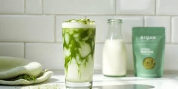 Ingin matcha latte selembut buatan kafe? Coba trik sederhana ini. Cukup pakai tiga bahan, kamu bisa membuat matcha latte creamy di rumah. (Foto: Freepik)