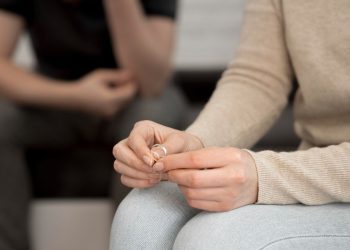 Pengacara selebritas Jackie Combs mengungkap konflik finansial dan gaya hidup jadi penyebab utama perceraian, terutama di kalangan milenial dan Gen Z. (Foto: Freepik)