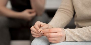 Pengacara selebritas Jackie Combs mengungkap konflik finansial dan gaya hidup jadi penyebab utama perceraian, terutama di kalangan milenial dan Gen Z. (Foto: Freepik)