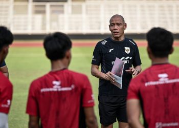 Nova Arianto meminta Timnas Indonesia U-17 untuk tidak terlalu respek kepada Brasil jelang laga Piala Dunia U-17. Ia menekankan pentingnya percaya diri dan determinasi. (Foto: ANTARA FOTO/FAUZAN)