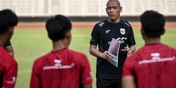 Nova Arianto meminta Timnas Indonesia U-17 untuk tidak terlalu respek kepada Brasil jelang laga Piala Dunia U-17. Ia menekankan pentingnya percaya diri dan determinasi. (Foto: ANTARA FOTO/FAUZAN)