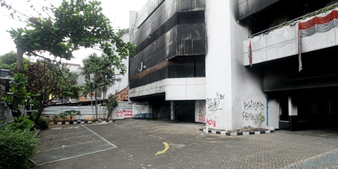Warga Kwitang ungkap momen kebakaran gedung ACC usai aksi massa. Dua kerangka manusia ditemukan di lokasi, polisi masih selidiki identitasnya. (Foto: tvOnenews/Julio)