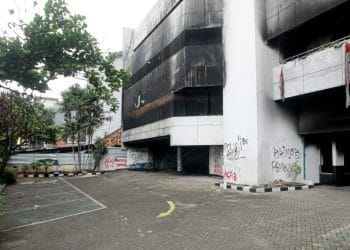 Warga Kwitang ungkap momen kebakaran gedung ACC usai aksi massa. Dua kerangka manusia ditemukan di lokasi, polisi masih selidiki identitasnya. (Foto: tvOnenews/Julio)
