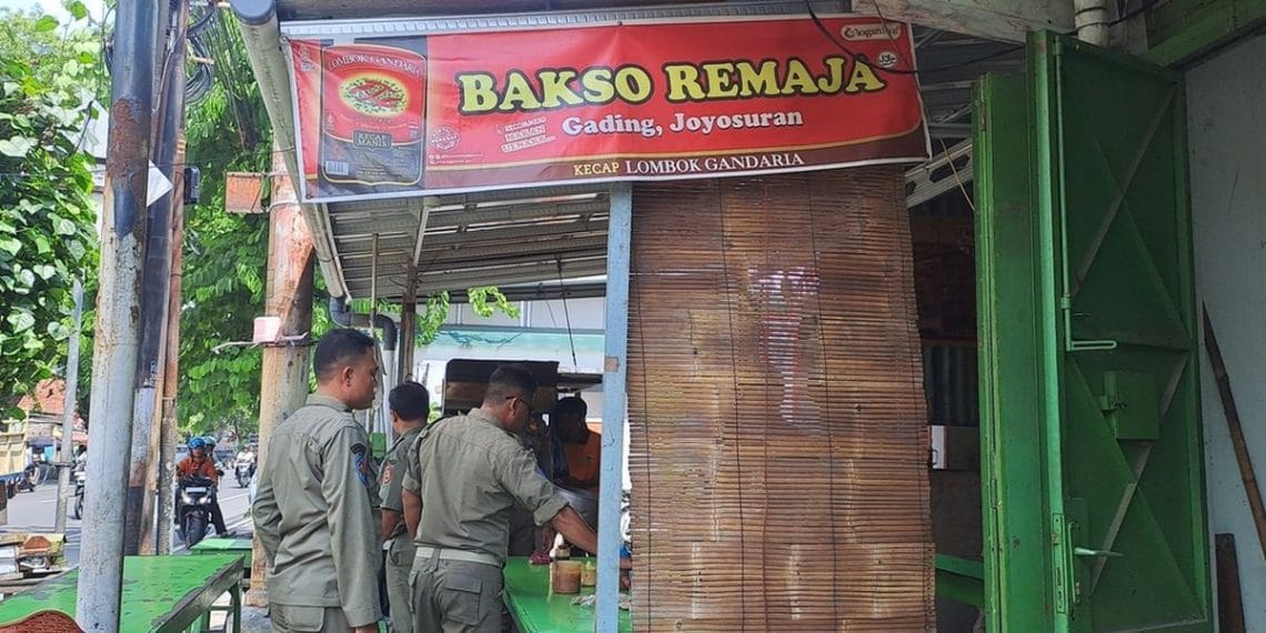 Warung bakso di Solo ditutup sementara oleh Satpol PP karena diduga menggunakan bahan non-halal. Penutupan menunggu hasil uji laboratorium resmi. (Foto: KOMPAS.COM/Fristin Intan Sulistyowati)