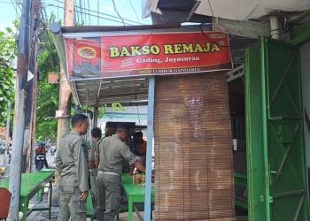 Warung bakso di Solo ditutup sementara oleh Satpol PP karena diduga menggunakan bahan non-halal. Penutupan menunggu hasil uji laboratorium resmi. (Foto: KOMPAS.COM/Fristin Intan Sulistyowati)