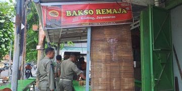 Warung bakso di Solo ditutup sementara oleh Satpol PP karena diduga menggunakan bahan non-halal. Penutupan menunggu hasil uji laboratorium resmi. (Foto: KOMPAS.COM/Fristin Intan Sulistyowati)
