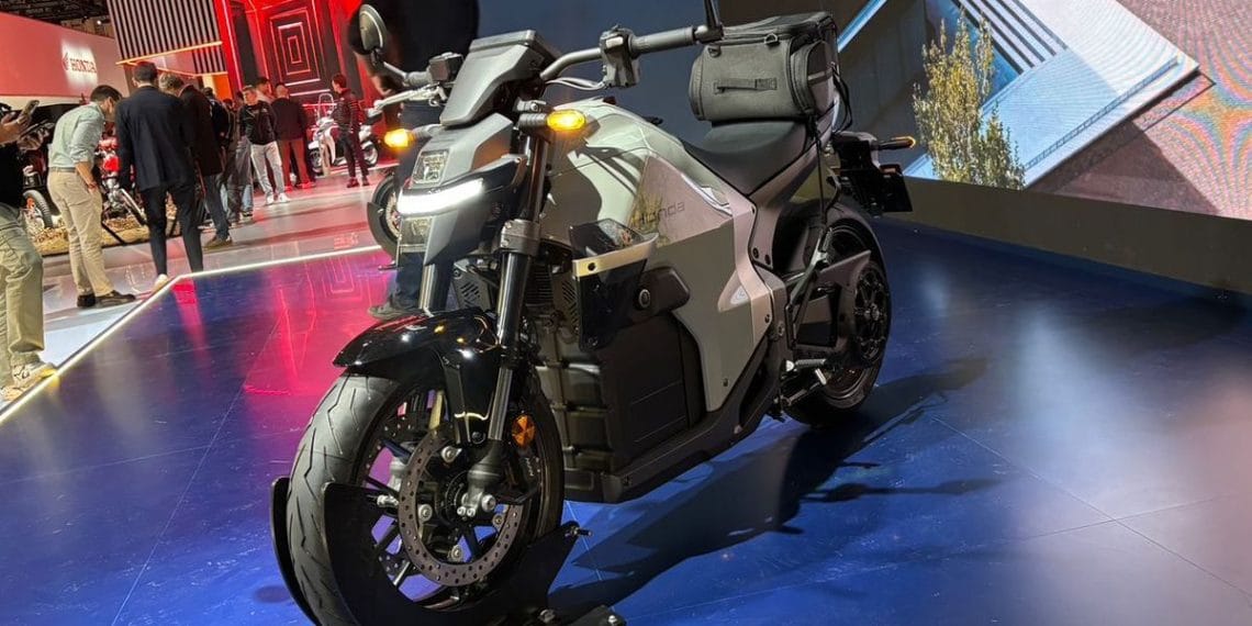 Honda WN7 resmi diperkenalkan di EICMA 2025 dengan desain frameless unik, tenaga setara 600 cc, dan jarak tempuh 140 km per pengisian penuh. (Foto: Kompas.com/Aditya)