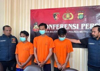 Polisi mengungkap motif tiga pelaku pembunuhan pria di Bogor yang ditemukan tewas dengan leher terlilit kawat. Ternyata mereka ingin menguasai harta korban. (Kompas.com / DINDA AULIA RAMADHANTY)