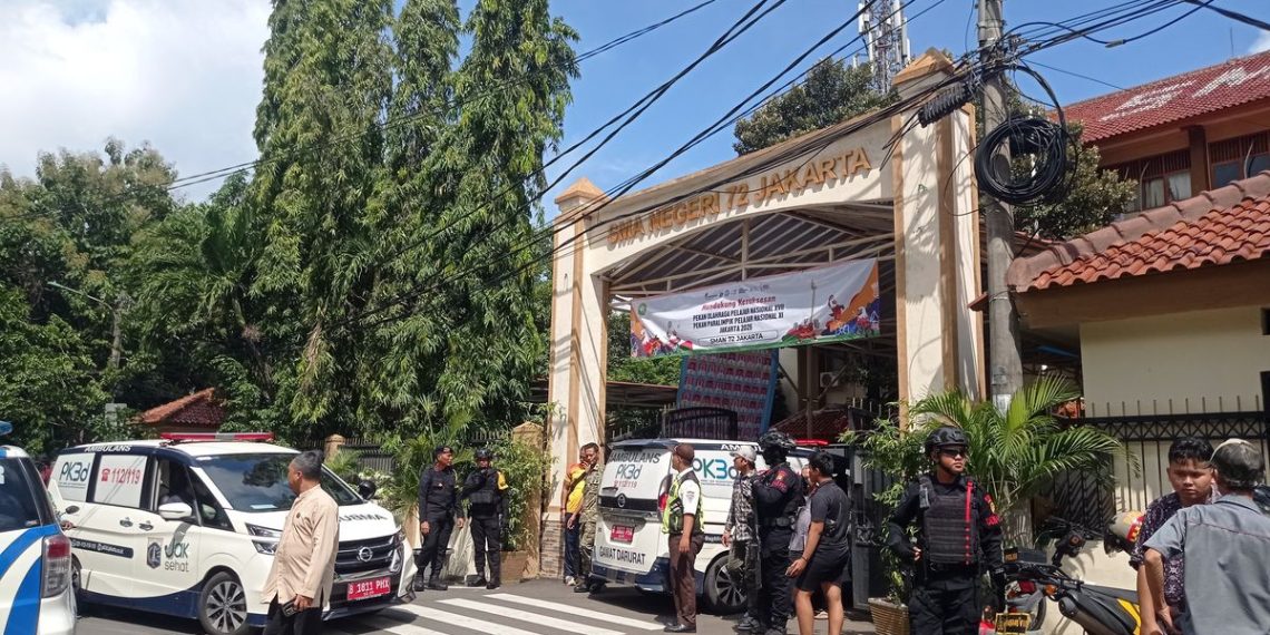 Delapan orang luka akibat ledakan di masjid SMAN 72 Jakarta Utara. Petugas damkar dan TNI pastikan area aman dan evakuasi korban. (Foto: KOMPAS.com/Omarali Dharmakrisna Soedirman)